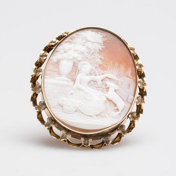 BROSCH, 18K guld, skuren snäckskalscamé.