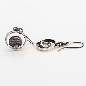 Jorma Laine, Örhängen "Mörökölli", silver. Turun Hopea, Åbo.