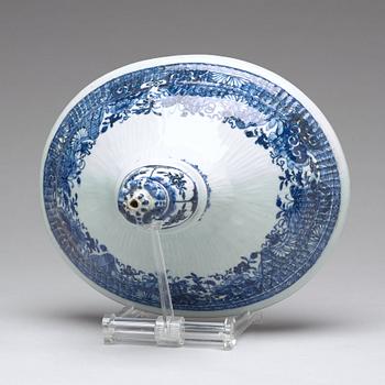 A blue and white tureen with cover, Qing dynasty, Qianlong (1736-95).