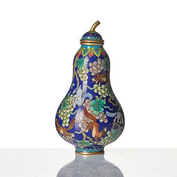 A cloisonné snuff bottle with stopper, late Qing dynasty with four character mark.