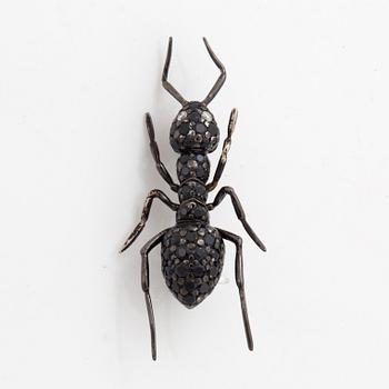18K white gold black rhodium ant brooch, white and black diamonds.