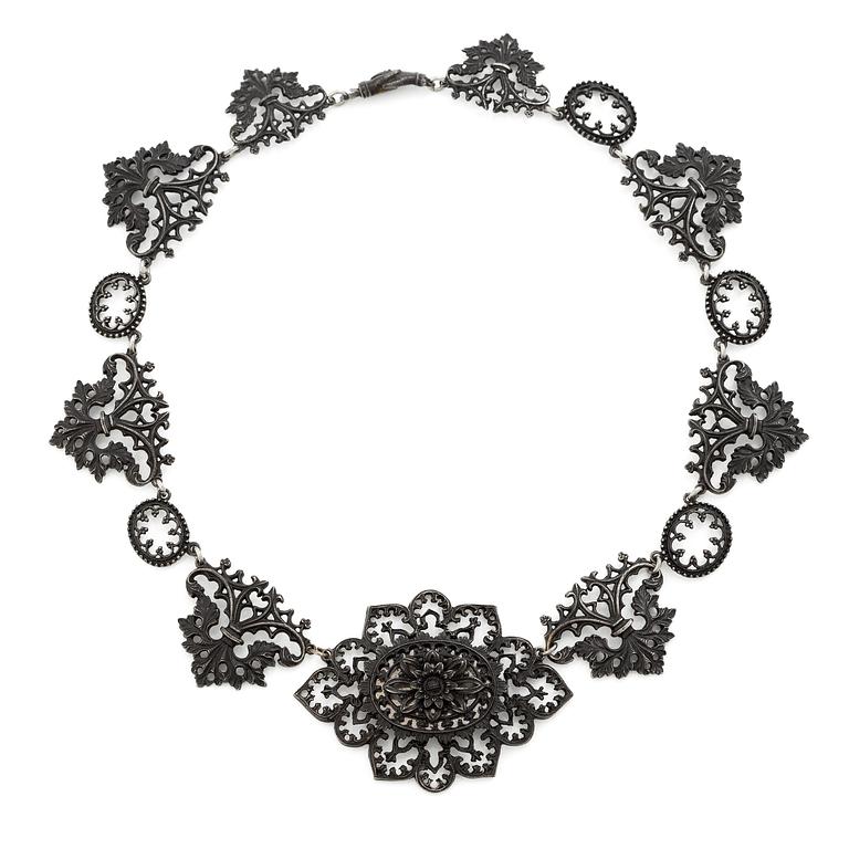 Collier, "eisengold", svärtat gjutjärn, nygotik, 1800-tal.