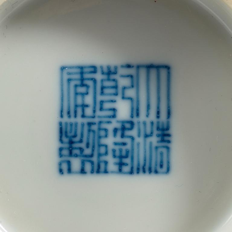 A blue and white bowl, Republic (1912-49) with Qianlongs sealmark.