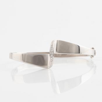 Karl-Erik Palmberg, Alton, bangle 18K white gold with brilliant cut diamonds.