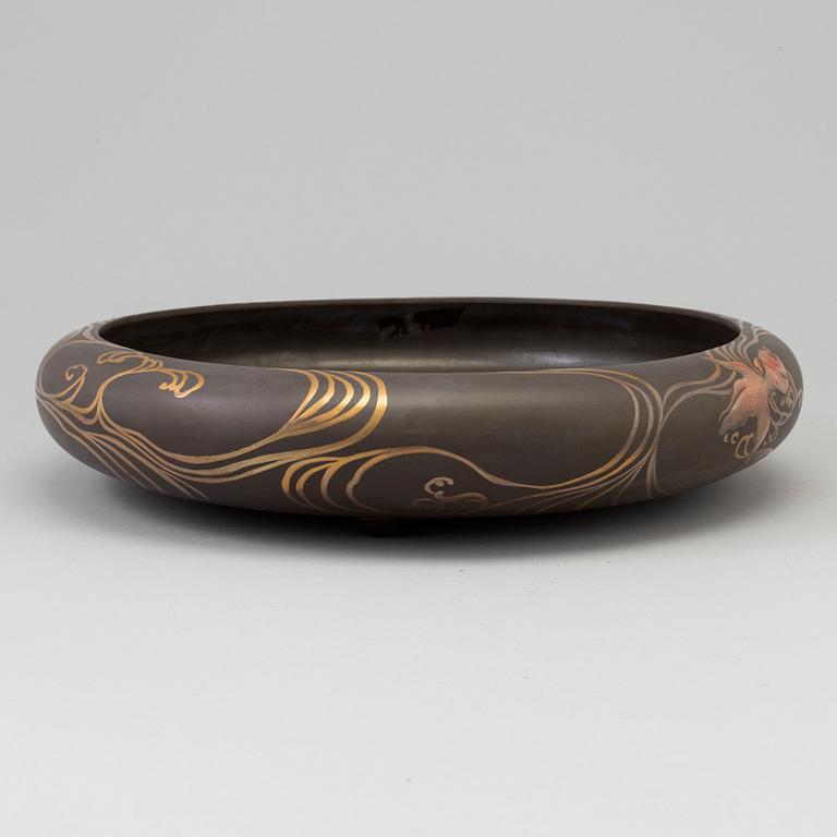 A lacquered wooden suiban basin by the Zohiko Company, Taisho period.