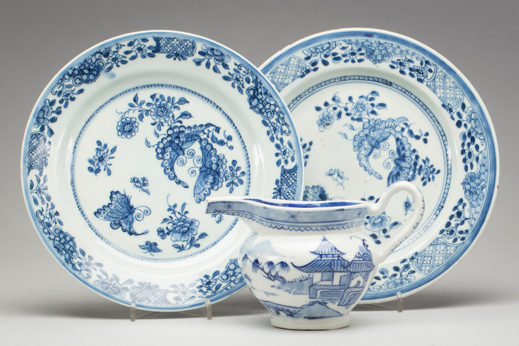 TALLRIKAR, 2 st, porslin, Qianlong (1736-1795) samt SÅSSNIPA, porslin, Kina, 1900-talets första hälft.