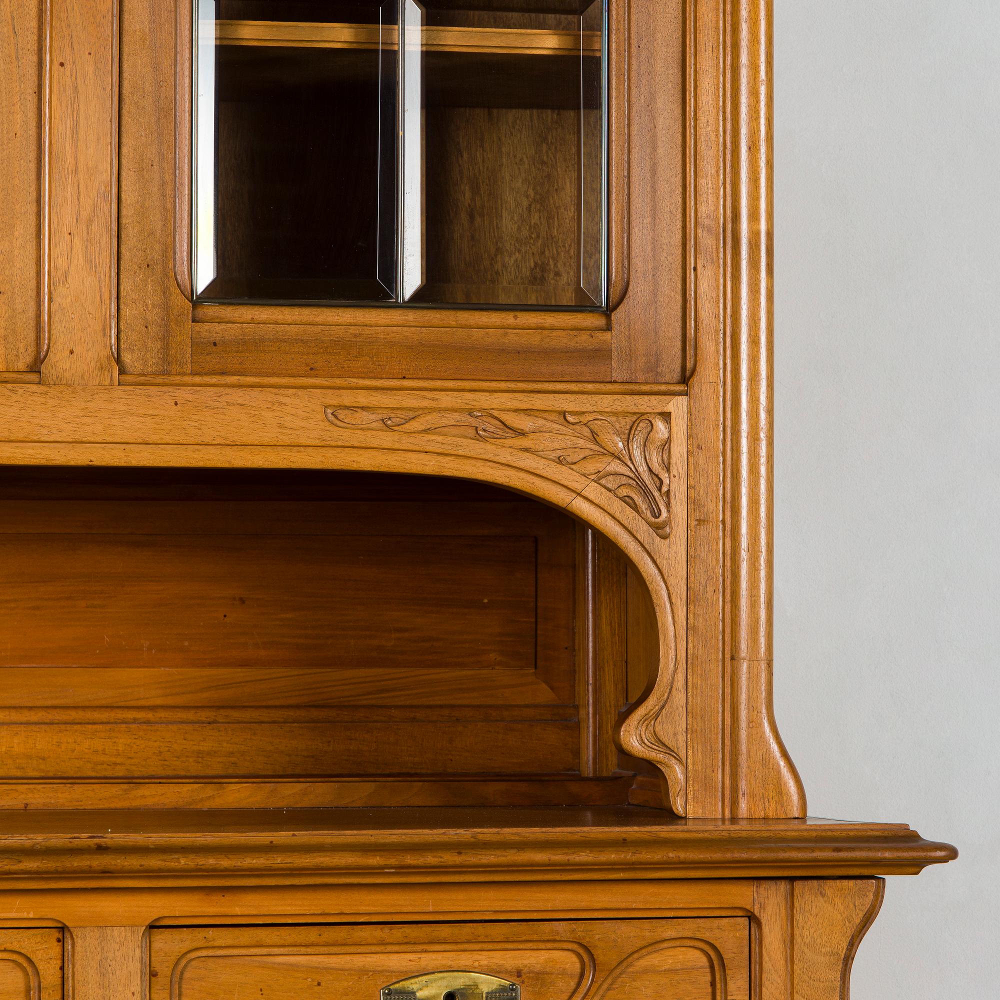 Vitrinskåp, tidigt 1900-tal.