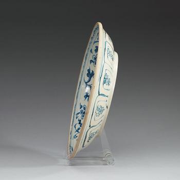 A blue and white Vietnamese dish, 16/17th Century.