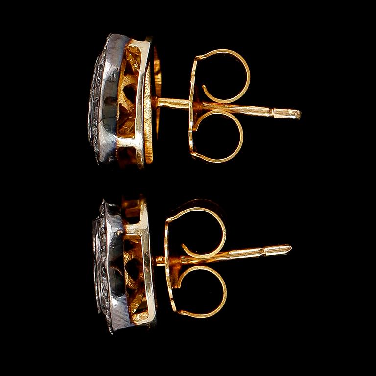ÖRHÄNGEN, 1 par, 14 k guld och silver, diamanter tot ca 1.08 ct.
