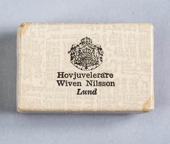 RING, 18 k vitguld med vita stenar, troligtvis bergkristall, Wiwen Nilsson, 1947. Vikt ca 6 g.