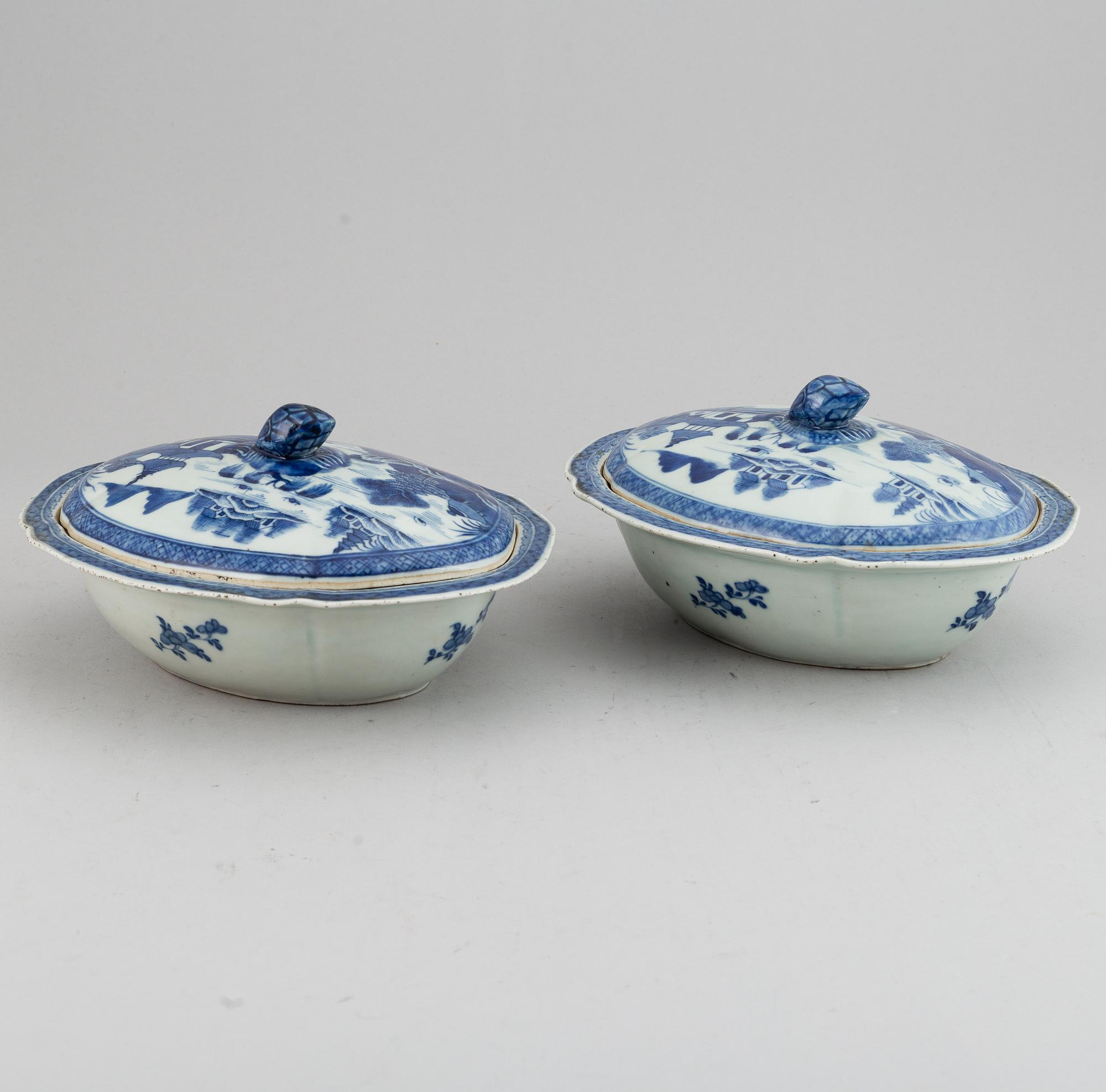 A pair of blue and white porcelain tureens with covers, Qing dynasty, Jiaqing.