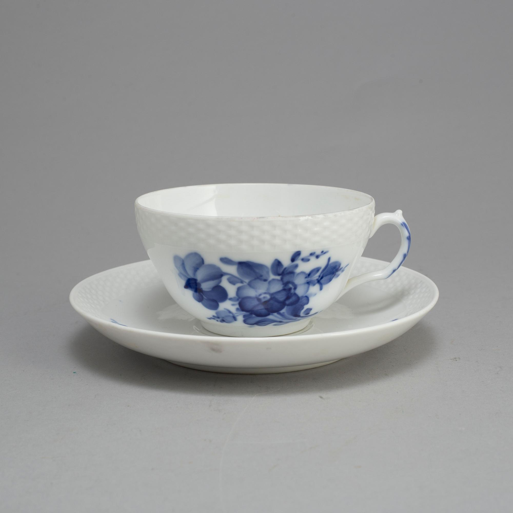 TEKOPPAR MED FAT 11 st, porslin, "Blå Blomst", Royal Copenhagen.