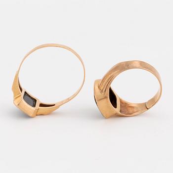 Two 18K gold signet rings set with onyx.