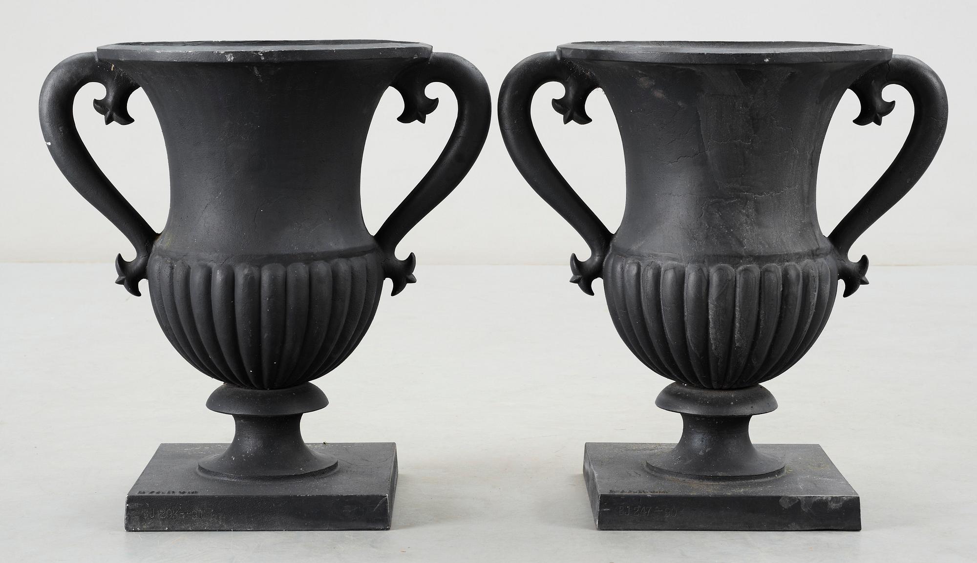 TRÄDGÅRSURNOR, 2 st, sandgjuten aluminium, Byarums Bruk, 1900/2000-tal.