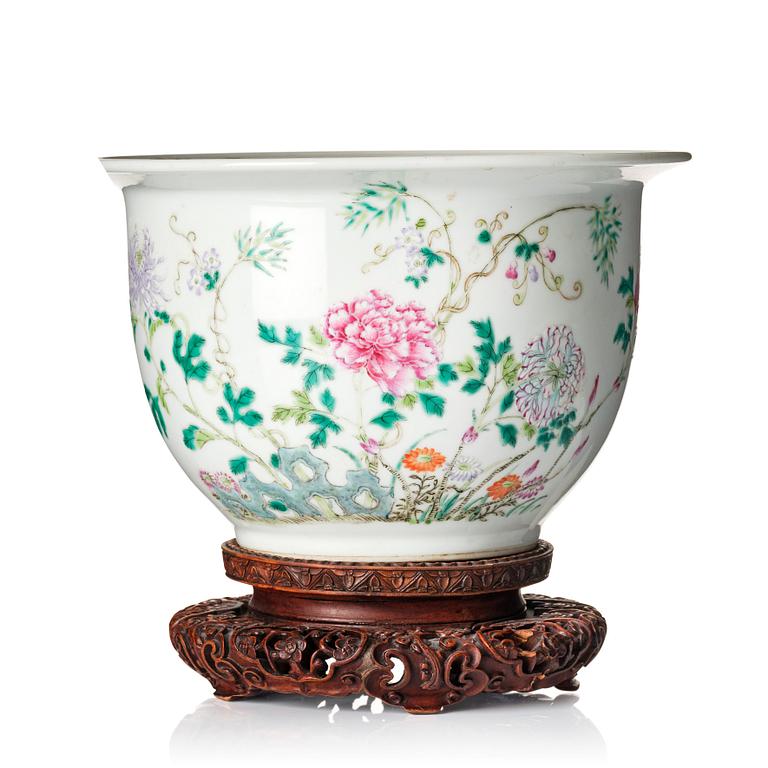 A Chinese famille rose jardiniere, Republic period, first half of the 20th century.
