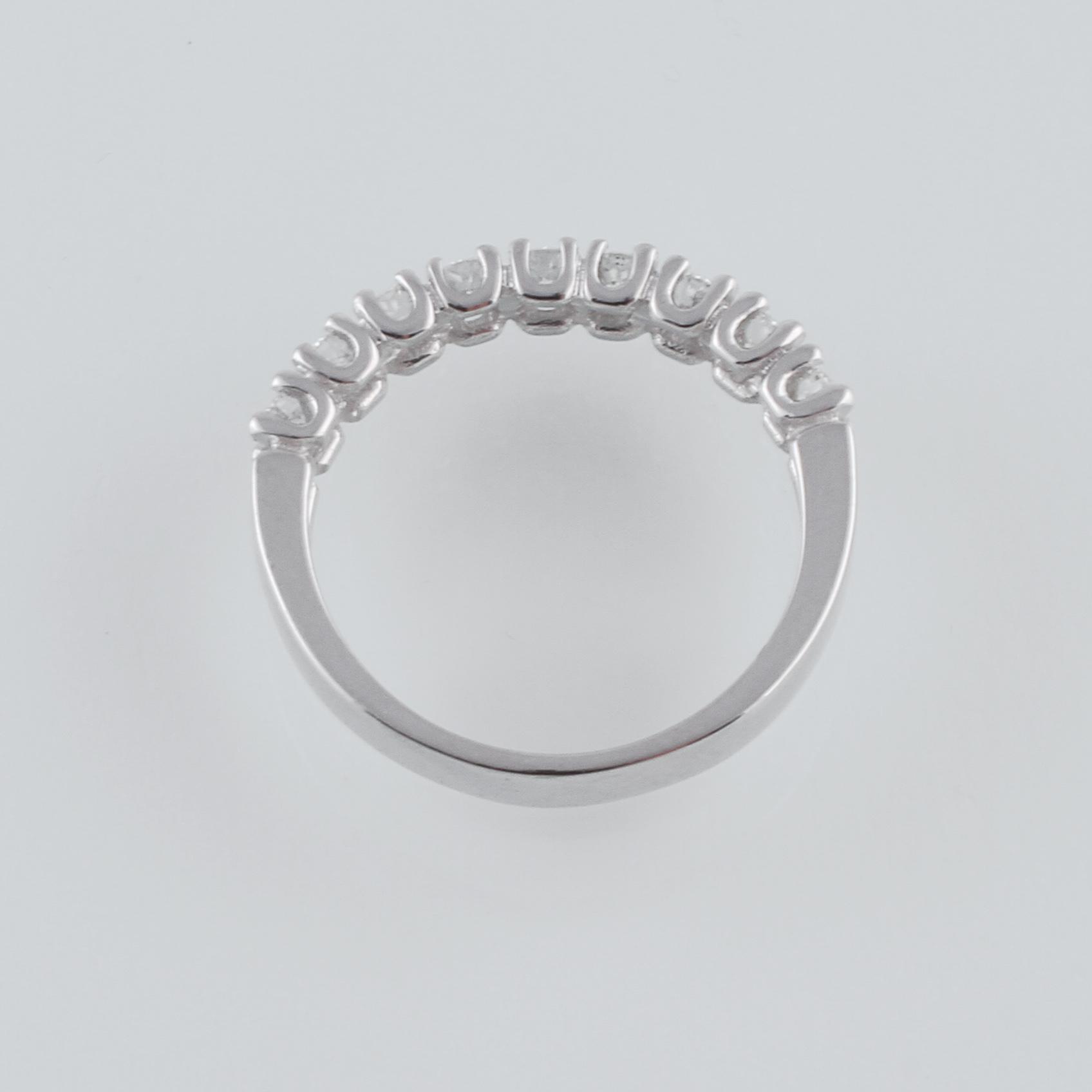 RING, 18K vitguld med 9 briljantslipade diamanter ca 0.72 ct, Milano, Italien.  Vikt 3,6 gram.