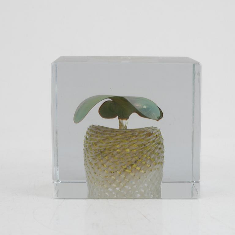 Oiva Toikka, an annual glass cube, signed Oiva Toikka Nuutajärvi 1986 and numbered 47/2000.