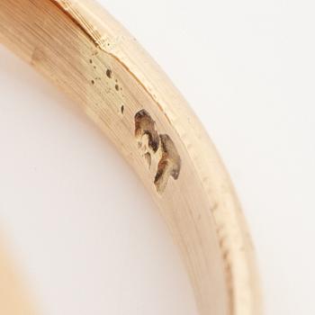 Ring of low carat gold with engraved agate, intaglio.