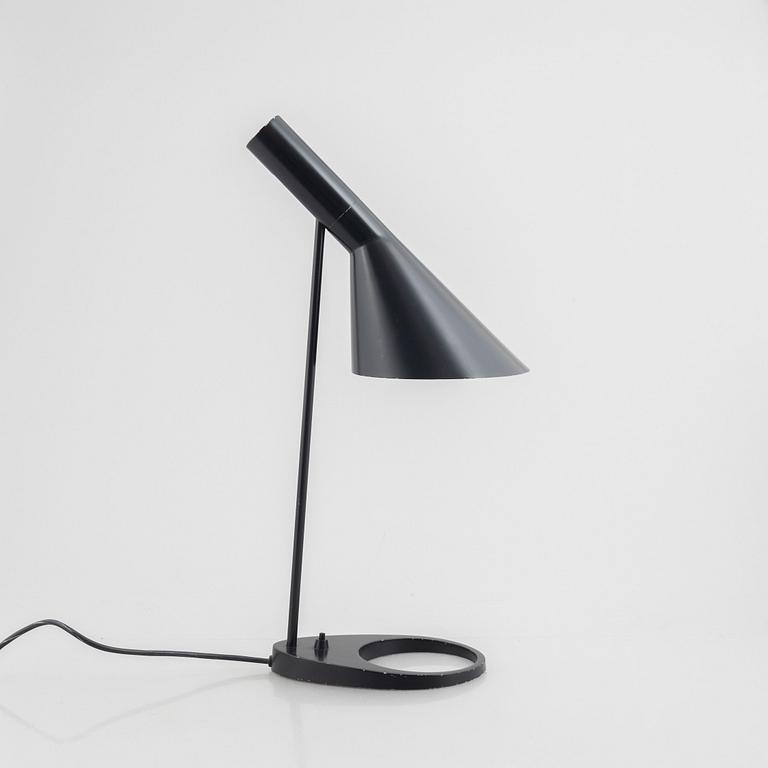 Arne Jacobsen, bordslampa, "AJ", Louis Poulsen, Danmark.