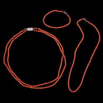 COLLIER, 2 st samt ARMBAND. Korall.