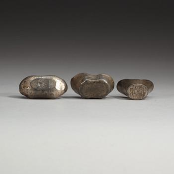 MYNT/SILVERVIKTER, tre stycken, silver. Qing-dynastin, (1644-1912).