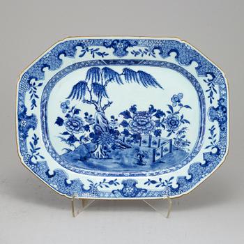 A blue and white export porcelain serving dish, Qing dynasty, Qianlong (1736-95).