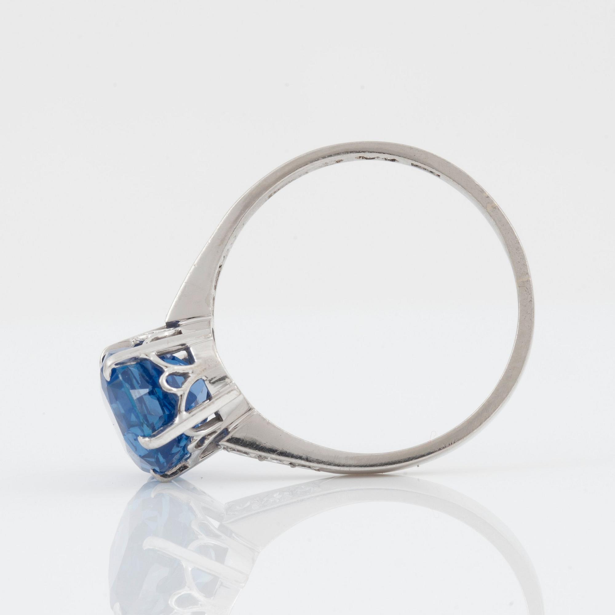 RING med safir ca 5.50 ct samt åttkantsslipade diamanter totalt ca 0.13 ct.