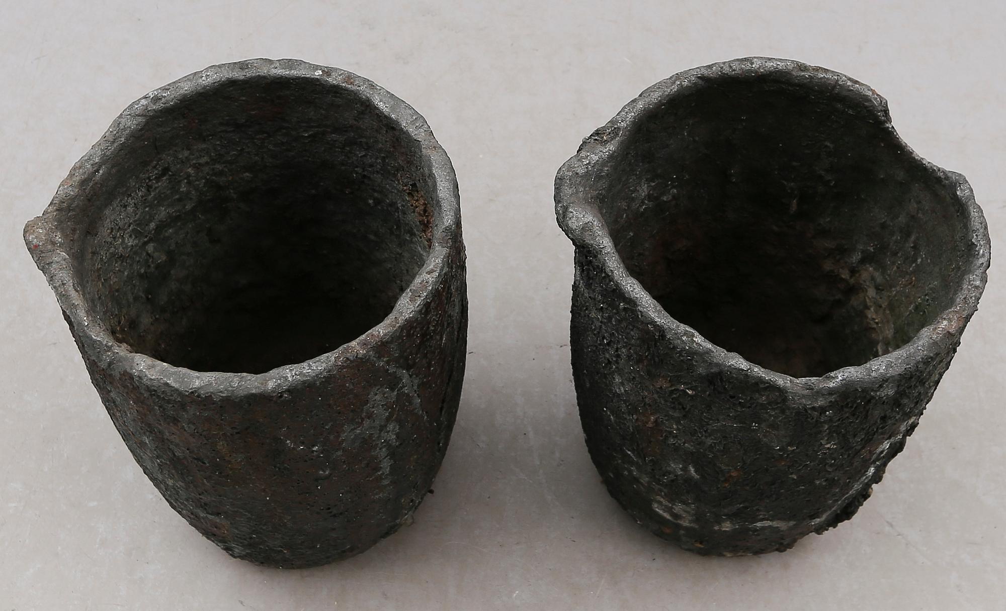 TRÄDGÅRDSURNOR, 1 par, stenmassa, 1900-talets andra hälft.