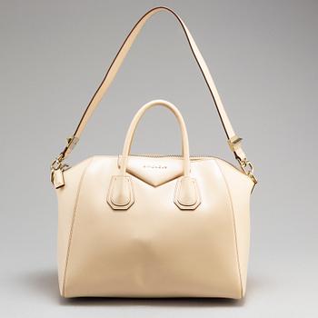 GIVENCHY, an 'Antigona Medium' calfskin leather handbag.