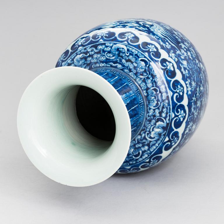 A blue and white Phoenix vase, presumably late Qing, circa 1900.