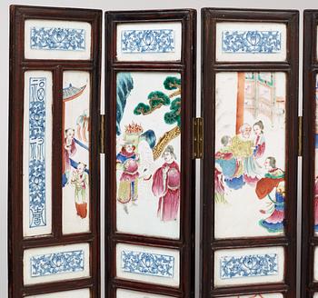 SKÄRM, trä och porslin, sexdelad. Qing dynastin, 1800-tal.