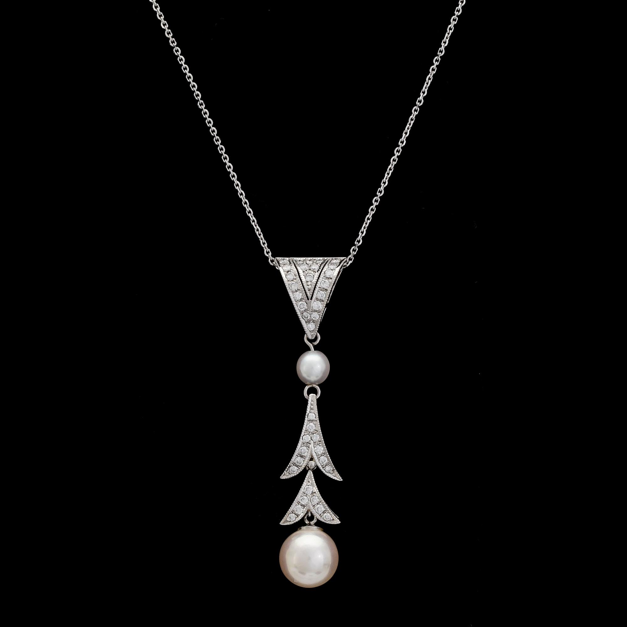 PENDANT, cultured pearls and brilliant cut diamonds, tot. 0.45 cts.