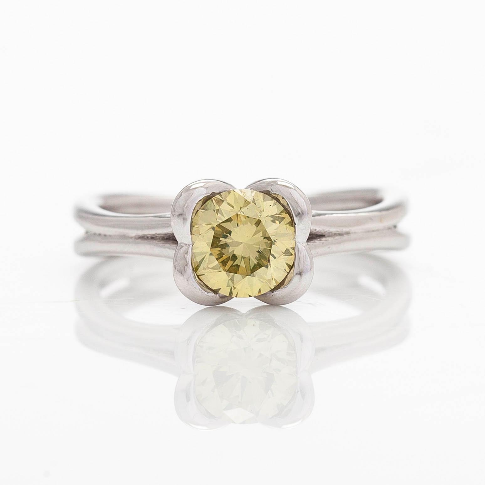 Ring, 18K vitguld med färgbehandlad gul diamant.