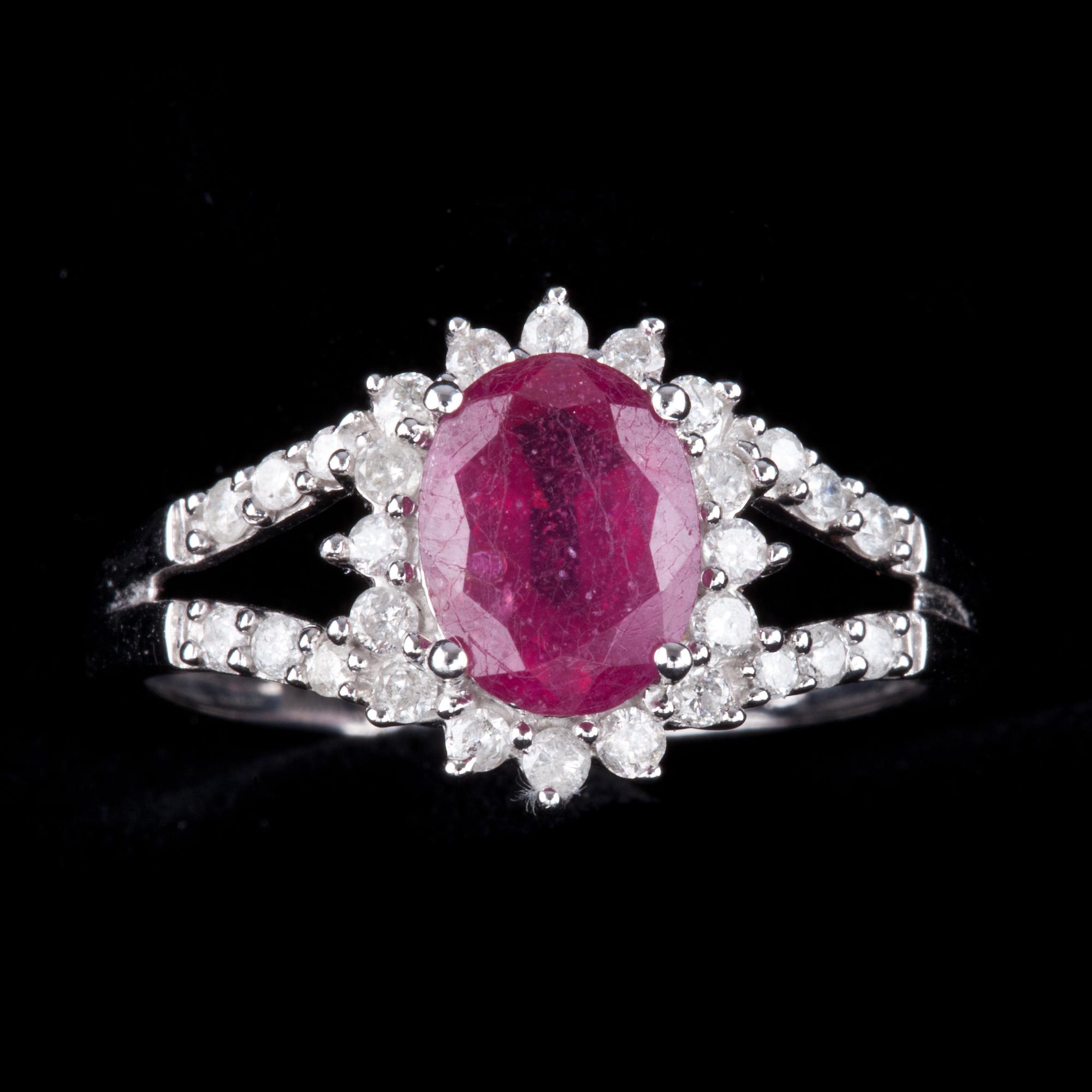 RING, 9k vitguld, med små briljantslipade diamanter samtfasettslipad rubin. Vikt ca 2 g.