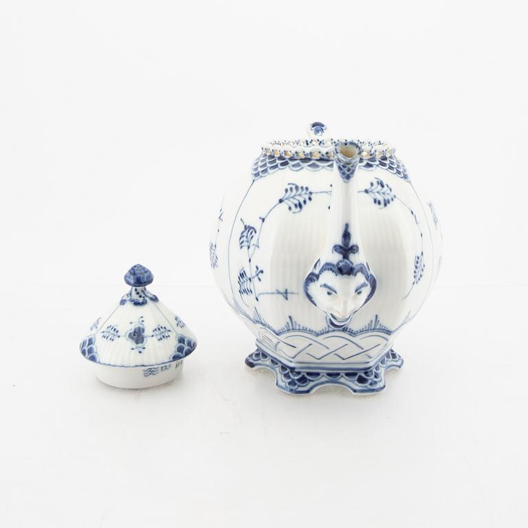 A Royal Copenahgen "Musselmalet helblnode" porcelain teapot Denmark 1969-73.