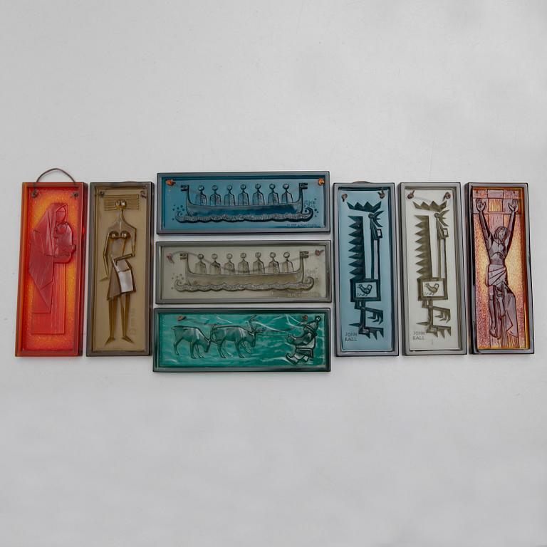 GLASRELIEFER, 8 st, glas, bla Mona Frisk, Elme Glasbruk, 1900-talets andra hälft.