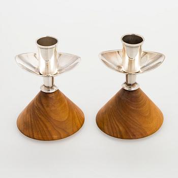 Anna-Greta Eker, ljusstakar, ett par, silver och mahogny, Auran Kultaseppä, Åbo 1961.