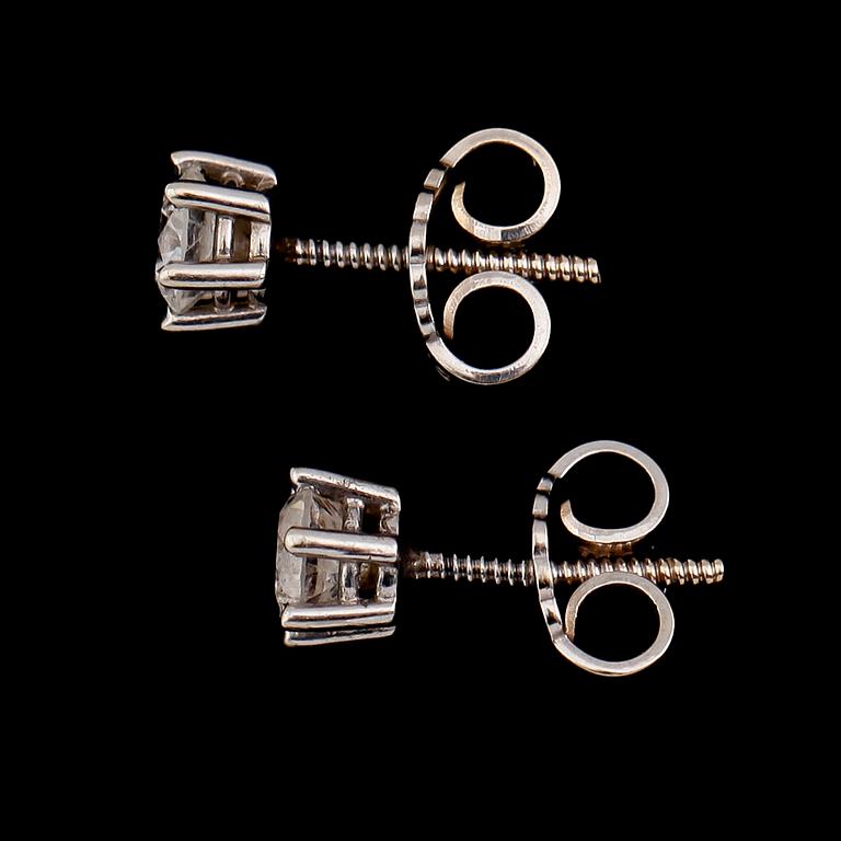 ÖRHÄNGEN, 1 par, 14 k vitguld, briljantslipade diamanter tot ca 0.49 ct.