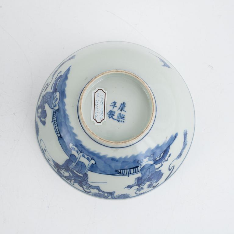 Two Chinese blue and white porcelain jars and a bowl, China, 18th/19th century.