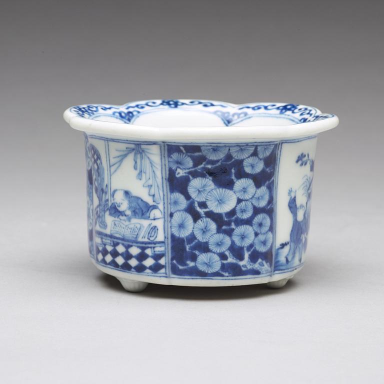 A blue and white porcelain pot / censer, Qing dynasty, circa 1700.