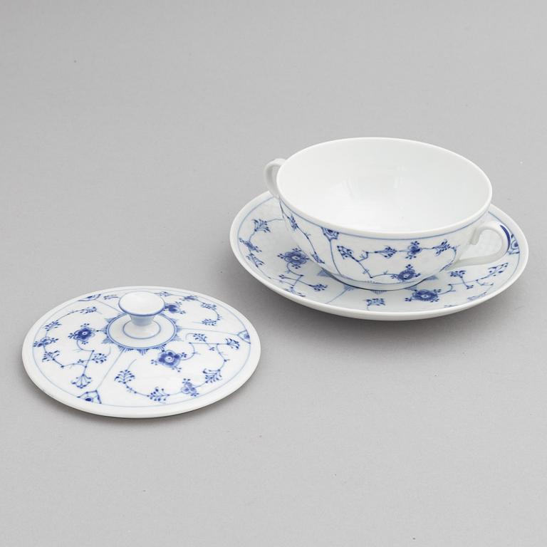 A 81 piece dinner service, "Musselmalet", Bing & Grøndahl.