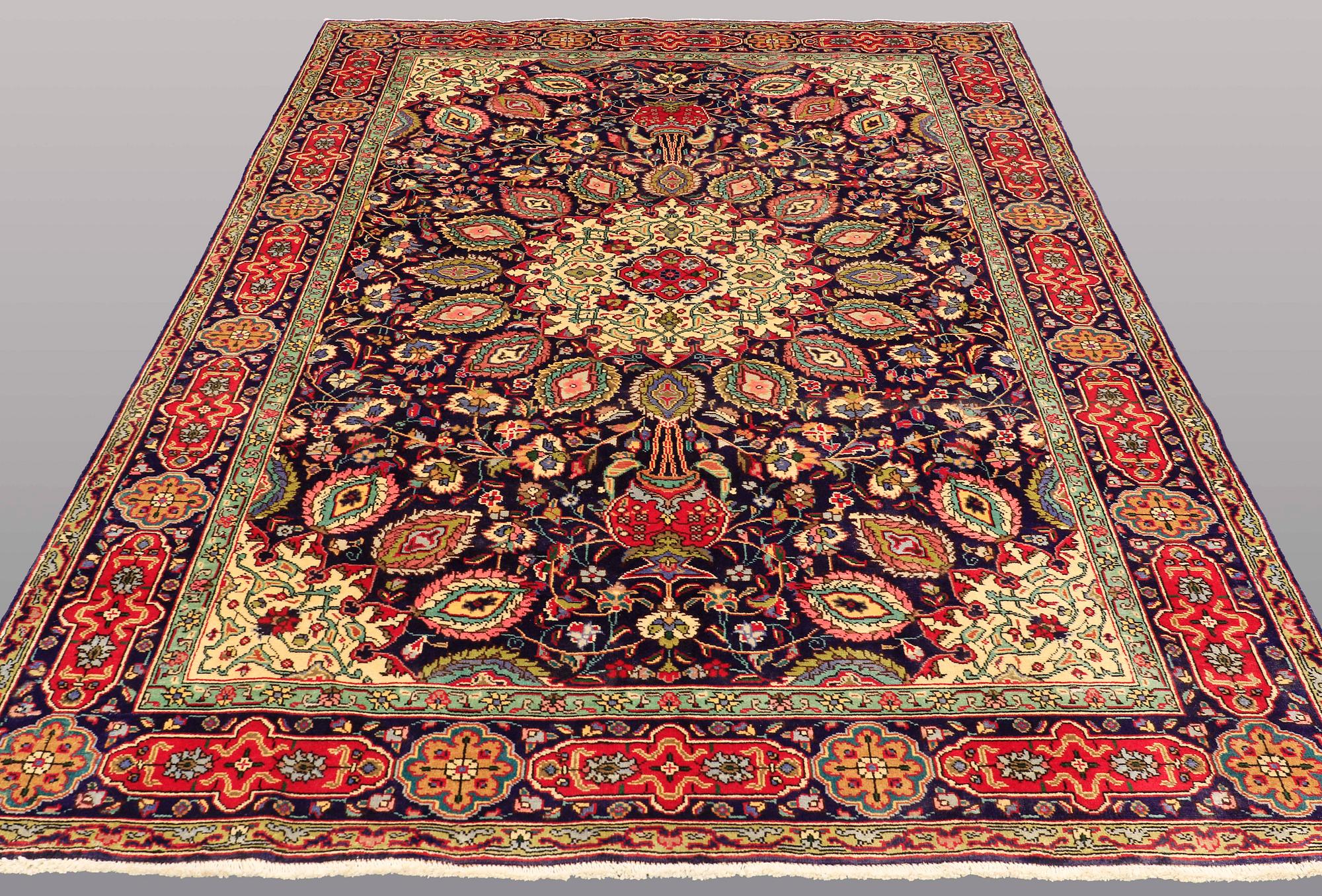 MATTA, Täbriz, ca 297 x 202 cm.