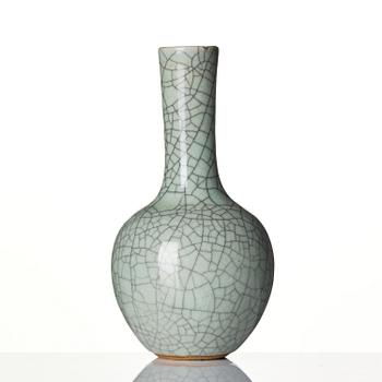 A ge-glazed vase, Qing dynasty.