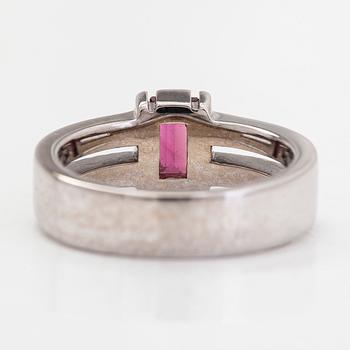 Sormus, 14K valkokultaa, turmaliini ja timantit yhteensä noin 0,048 ct. Timanttiset, Helsinki.