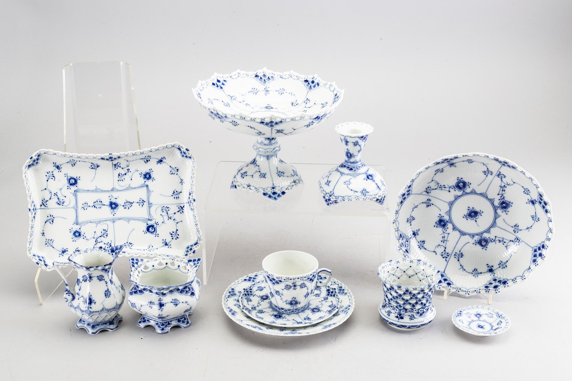 ROYAL COPENHAGEN, kaffeservis, 60 delar, "Musselmalet, helblond".