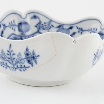 A 33-piece porcelain dinner service, "Ziebelmunter", mostly STadt Meissen, Germany.