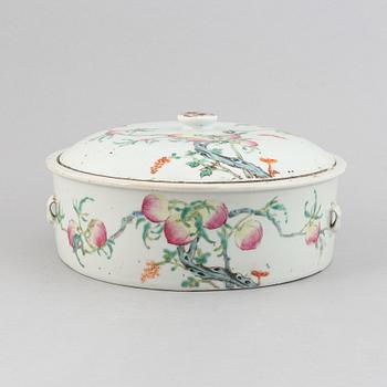 A Chinese porcelain  lidded dish, turn of the century 1900.