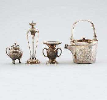 TEKANNA, LJUSSTAKE, VAS SAMT RÖKELSEKAR, sannolikt nysilver, Kina, 1900-tal. Vikt ca 1360 gram.