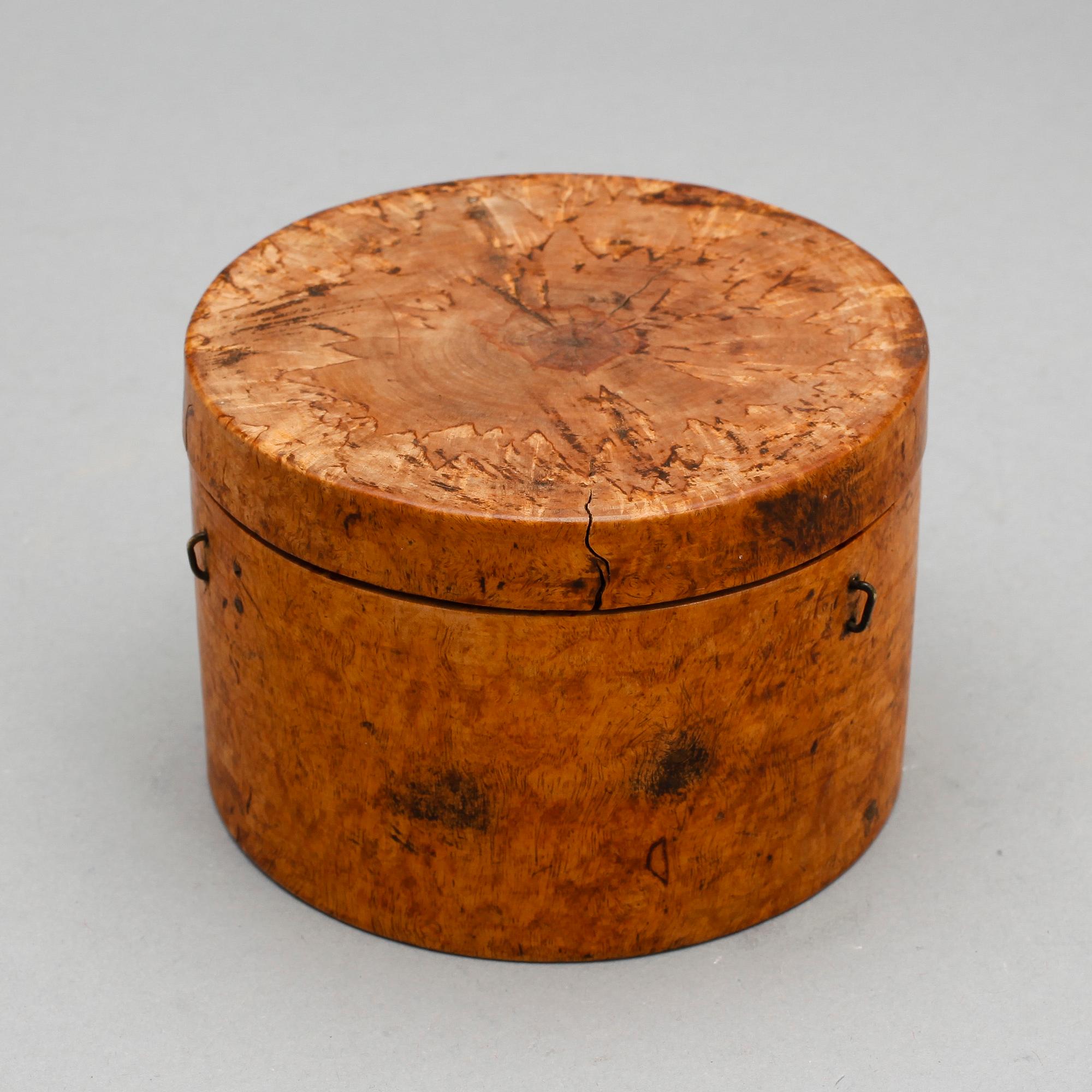 KOMPASS, mässing och masurbjörk, sannolikt Sverige, troligen 1700/1800-tal.