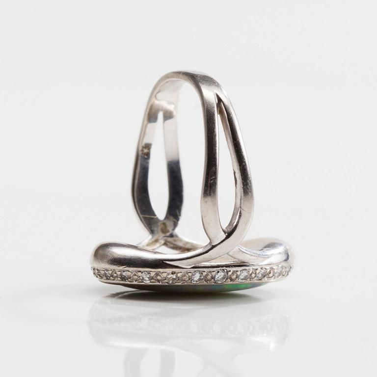 RING, 18K guld, opal 0,25 ct, diamanter. 1980-tal. Vikt 7,4 g.
